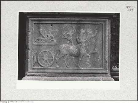 Vorderseite von unbekannt [https://www.deutsche-digitale-bibliothek.de/content/lizenzen/rv-fz/] PortaldekorationLinker Sockel - Mittleres Relief: Flussgott auf einem Wagen der von zwei Kentauren gezogen wird, bh480079_recto. Foto.