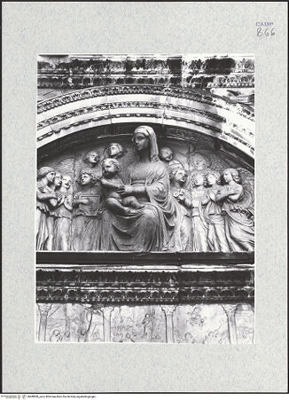 Vorderseite von Bibliotheca Hertziana [https://www.deutsche-digitale-bibliothek.de/content/lizenzen/rv-fz/] PortaldekorationMaria mit Kind im Kreise anbetender Engel - Detail: Madonna, bh480080_recto. Foto.