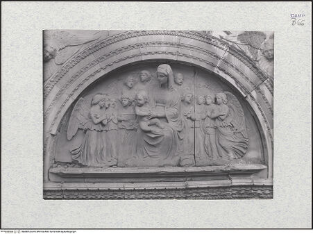 Vorderseite von Sopr. Gall. Napoli [https://www.deutsche-digitale-bibliothek.de/content/lizenzen/rv-ez/] PortaldekorationMaria mit Kind im Kreise anbetender Engel - Gesamtansicht, bh480094_recto. Foto.