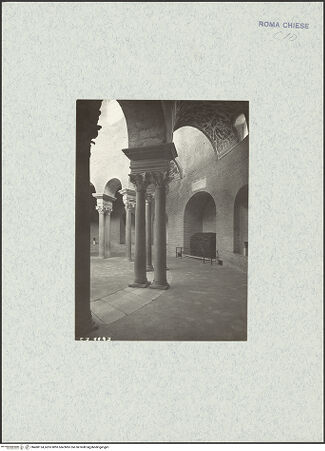 Vorderseite von DAI [https://www.deutsche-digitale-bibliothek.de/content/lizenzen/rv-ez/] Mausoleo di Santa CostanzaInnenraum - Inneres, Umgang nach der Restaurierung, mit Blick auf die Kopie des Konstantinasarkophags, bh480124_recto. Foto.