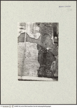 Vorderseite von unbekannt [https://www.deutsche-digitale-bibliothek.de/content/lizenzen/rv-fz/] Santa Croce in Gerusalemme - Außenansicht, Westseite, Flankenmauer CD, Detail: freigelegte, zugemauerte Bogenarkade der unteren Ordnung, bh480142_recto. Foto.