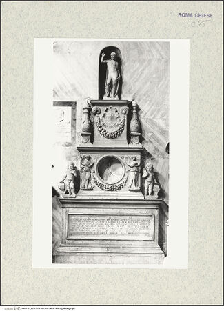 Vorderseite von Sopr. BAS ROMA [https://www.deutsche-digitale-bibliothek.de/content/lizenzen/rv-ez/] Grabmal für den Astronomen Lodovico Grato Margani (gest. 1520) - Gesamtansicht, bh480161_recto. Foto.