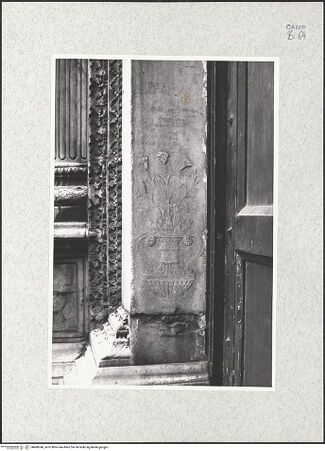 Vorderseite von Bibliotheca Hertziana [https://www.deutsche-digitale-bibliothek.de/content/lizenzen/rv-fz/] PortaldekorationDekoration des Gewändes - Detail: Vase mit Lilien, bh480240_recto. Foto: Kruft, Hanno-Walter.