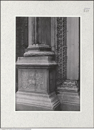 Vorderseite von Bibliotheca Hertziana [https://www.deutsche-digitale-bibliothek.de/content/lizenzen/rv-fz/] PortaldekorationLinker Sockel - Seitenansicht von rechts, bh480242_recto. Foto.