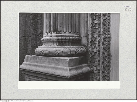 Vorderseite von Bibliotheca Hertziana [https://www.deutsche-digitale-bibliothek.de/content/lizenzen/rv-fz/] Portaldekoration - Linke Säule, Basis mit Lorbeerkranz, bh480244_recto. Foto.