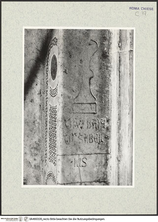 Vorderseite von Sopr. BAS ROMA [https://www.deutsche-digitale-bibliothek.de/content/lizenzen/rv-ez/] Grabmal von Papst Honorius IV. - Stufe unterhalb des Sarkophags; Inschriftenfragment vom Grabmal der Giovanna Sabelli (Savelli), bh480320_recto. Foto.