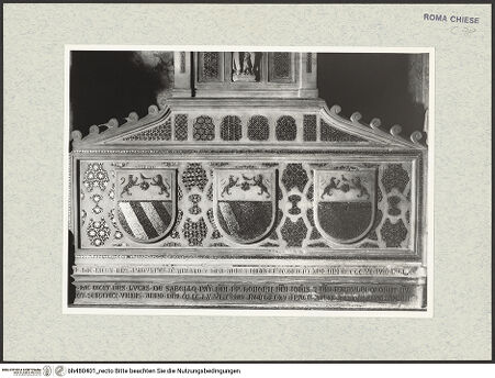 Vorderseite von Sopr. BAS ROMA [https://www.deutsche-digitale-bibliothek.de/content/lizenzen/rv-ez/] Grabmonument für Luca Savelli (gest. 1266)Sarkophag in Kistengestalt mit dreifach wiederholten Savelli-Wappen - , bh480401_recto. Foto.