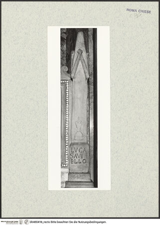 Vorderseite von Sopr. BAS ROMA [https://www.deutsche-digitale-bibliothek.de/content/lizenzen/rv-ez/] Grabmonument für Luca Savelli (gest. 1266)Sarkophag in Kistengestalt mit dreifach wiederholten Savelli-Wappen - Detail: Fiale rechts des oberen Sarkophags mit nicht lesbarer Inschrift, bh480416_recto. Foto.