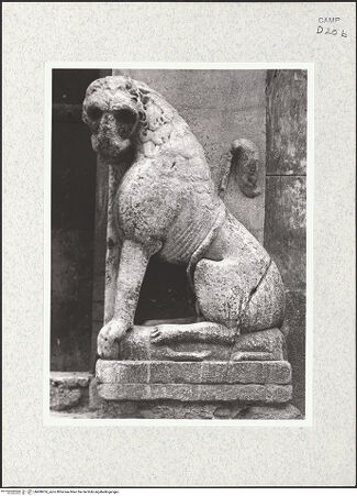 Vorderseite von Bibliotheca Hertziana [https://www.deutsche-digitale-bibliothek.de/content/lizenzen/rv-fz/] Porta dei Leoni (Portal des Atriums)Löwen - Löwe, rechts, bh480474_recto. Foto.