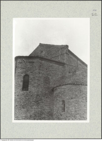 Vorderseite von Bibliotheca Hertziana [https://www.deutsche-digitale-bibliothek.de/content/lizenzen/rv-fz/] Abbazia di PomposaAußenbauOstbau und Apsiden - Teilansicht von Nordosten, bh480482_recto. Foto: Krautheimer, Richard.