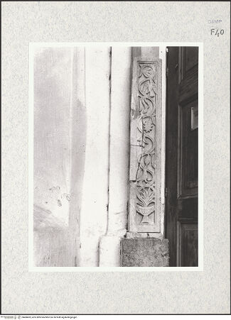 Vorderseite von Bibliotheca Hertziana [https://www.deutsche-digitale-bibliothek.de/content/lizenzen/rv-fz/] Hauptportal - Linker Türpfosten (nach der Restaurierung?), bh480493_recto. Foto.