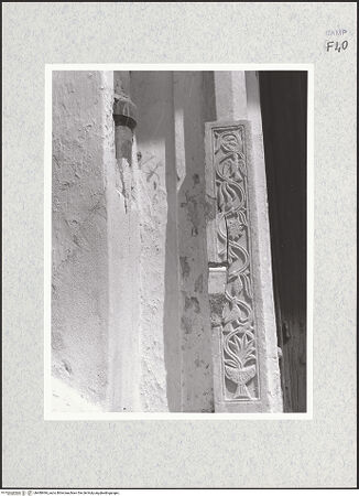 Vorderseite von Bibliotheca Hertziana [https://www.deutsche-digitale-bibliothek.de/content/lizenzen/rv-fz/] Hauptportal - Linker Türpfosten, bh480494_recto. Foto.