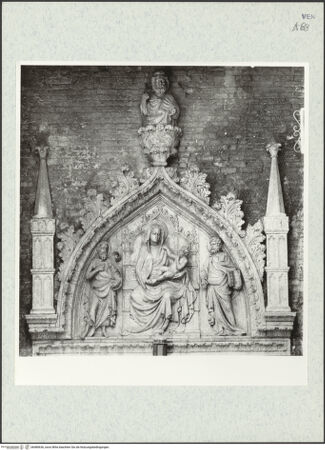 Vorderseite von Böhm [https://www.deutsche-digitale-bibliothek.de/content/lizenzen/rv-ez/] Portal mit Madonna und den Heiligen Johannes der Täufer und Markus - Giebel mit Rahmen, bh480636_recto. Foto.