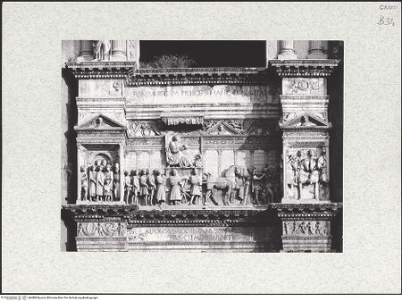 Vorderseite von Bibliotheca Hertziana [https://www.deutsche-digitale-bibliothek.de/content/lizenzen/rv-fz/] Triumphbogen Alfonsos VTriumphaler Einzug Alfons V. in Neapel - Triumphrelief mit angrenzenden Inschriftenfriesen, bh480694_recto. Foto.