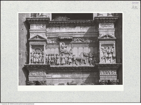 Vorderseite von Bibliotheca Hertziana [https://www.deutsche-digitale-bibliothek.de/content/lizenzen/rv-fz/] Triumphbogen Alfonsos VTriumphaler Einzug Alfons V. in Neapel - Triumphrelief mit angrenzenden Inschriftenfriesen, bh480695_recto. Foto.