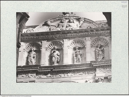 Vorderseite von Bibliotheca Hertziana [https://www.deutsche-digitale-bibliothek.de/content/lizenzen/rv-fz/] Triumphbogen Alfonsos V - Nischenzone mit Tugendfiguren und Giebel, bh480696_recto. Foto.