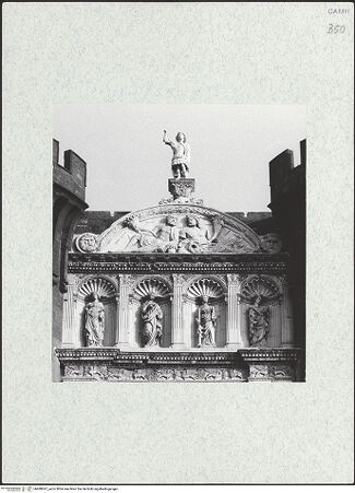 Vorderseite von Bibliotheca Hertziana [https://www.deutsche-digitale-bibliothek.de/content/lizenzen/rv-fz/] Triumphbogen Alfonsos V - Nischenzone und Giebel, bh480697_recto. Foto: Digerud, Jan.