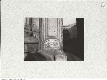 Vorderseite von Bibliotheca Hertziana [https://www.deutsche-digitale-bibliothek.de/content/lizenzen/rv-fz/] Triumphbogen Alfonsos VPlastische Dekoration mit dem Relief der Krönung von Ferdinand I. - Sockelzone, linker Pfeiler, Detail: Pilaster, bh480698_recto. Foto.