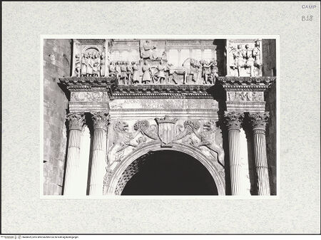 Vorderseite von Bibliotheca Hertziana [https://www.deutsche-digitale-bibliothek.de/content/lizenzen/rv-fz/] Triumphbogen Alfonsos VEingangsbogen: Dekoration - Teilansicht (Bogenzone und Triumphrelief), bh480699_recto. Foto.