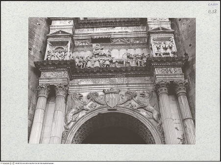 Vorderseite von Bibliotheca Hertziana [https://www.deutsche-digitale-bibliothek.de/content/lizenzen/rv-fz/] Triumphbogen Alfonsos VEingangsbogen: Dekoration - Teilansicht (Bogenzone und Triumphrelief), bh480700_recto. Foto.