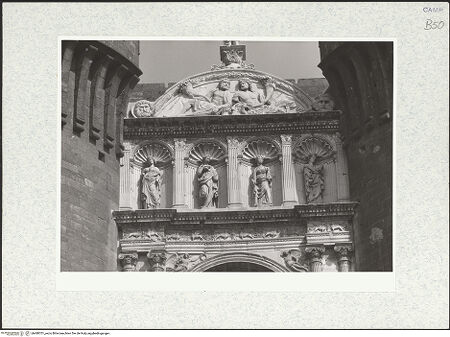 Vorderseite von Bibliotheca Hertziana [https://www.deutsche-digitale-bibliothek.de/content/lizenzen/rv-fz/] Triumphbogen Alfonsos V - Nischenzone mit Tugendfiguren und Giebel, bh480701_recto. Foto.