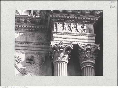 Vorderseite von Bibliotheca Hertziana [https://www.deutsche-digitale-bibliothek.de/content/lizenzen/rv-fz/] Triumphbogen Alfonsos VFries mit Putten, Herkulesszenen und Inschrift - Linke Seite, Tanzende und musizierende Putten, bh480702_recto. Foto.