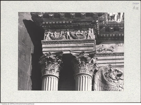 Vorderseite von Bibliotheca Hertziana [https://www.deutsche-digitale-bibliothek.de/content/lizenzen/rv-fz/] Triumphbogen Alfonsos VFries mit Putten, Herkulesszenen und Inschrift - Rechte Seite, Festonfries mit mythologischen (?) Szenen, bh480703_recto. Foto.