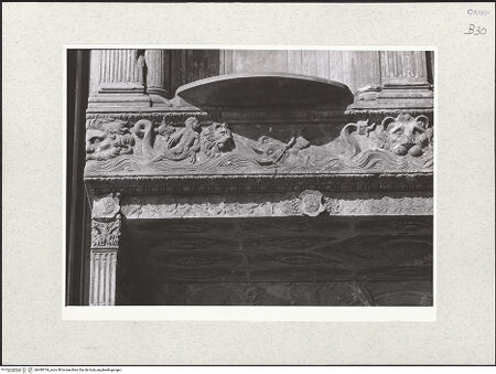 Vorderseite von Bibliotheca Hertziana [https://www.deutsche-digitale-bibliothek.de/content/lizenzen/rv-fz/] Triumphbogen Alfonsos VFries mit Masken und Meerwesen - Detail: linker Teil, bh480704_recto. Foto.