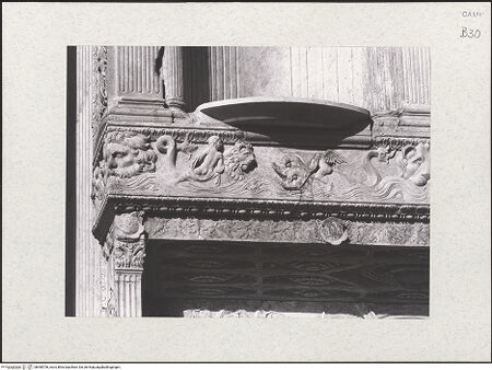 Vorderseite von Bibliotheca Hertziana [https://www.deutsche-digitale-bibliothek.de/content/lizenzen/rv-fz/] Triumphbogen Alfonsos VFries mit Masken und Meerwesen - Detail: Ecke und linker Teil, bh480706_recto. Foto.