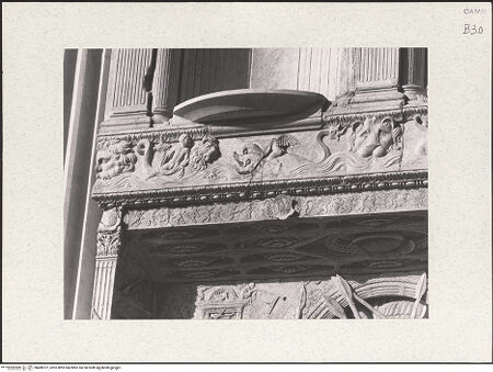 Vorderseite von Bibliotheca Hertziana [https://www.deutsche-digitale-bibliothek.de/content/lizenzen/rv-fz/] Triumphbogen Alfonsos VFries mit Masken und Meerwesen - Detail: linker Teil, bh480707_recto. Foto.