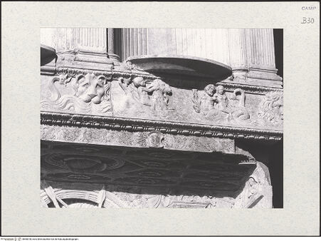 Vorderseite von Bibliotheca Hertziana [https://www.deutsche-digitale-bibliothek.de/content/lizenzen/rv-fz/] Triumphbogen Alfonsos VFries mit Masken und Meerwesen - Detail: mittlerer Teil, bh480708_recto. Foto.