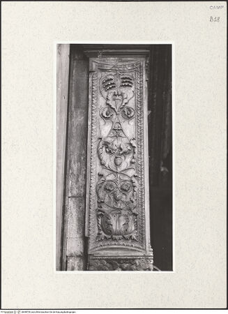 Vorderseite von Bibliotheca Hertziana [https://www.deutsche-digitale-bibliothek.de/content/lizenzen/rv-fz/] Triumphbogen Alfonsos VDekorativer Fries - Oberer Teil, bh480709_recto. Foto.