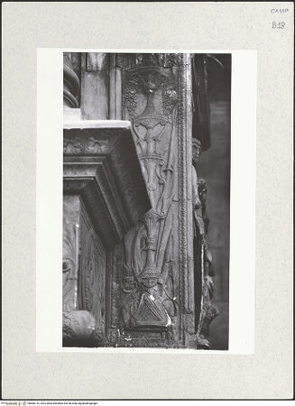 Vorderseite von Bibliotheca Hertziana [https://www.deutsche-digitale-bibliothek.de/content/lizenzen/rv-fz/] Triumphbogen Alfonsos VDekorativer Fries - Unterer Teil, bh480710_recto. Foto.