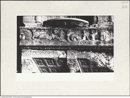 Vorderseite von Bibliotheca Hertziana [https://www.deutsche-digitale-bibliothek.de/content/lizenzen/rv-fz/] Triumphbogen Alfonsos VFries mit Masken und Meerwesen - Linker Teil, bh480711_recto. Foto.