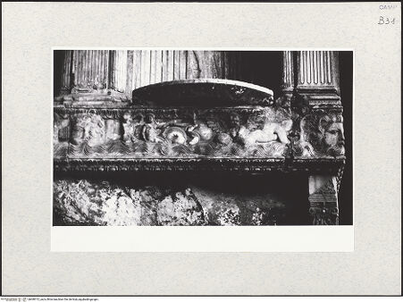 Vorderseite von Bibliotheca Hertziana [https://www.deutsche-digitale-bibliothek.de/content/lizenzen/rv-fz/] Triumphbogen Alfonsos VFries mit Masken und Meerwesen - Rechter Teil, bh480712_recto. Foto.