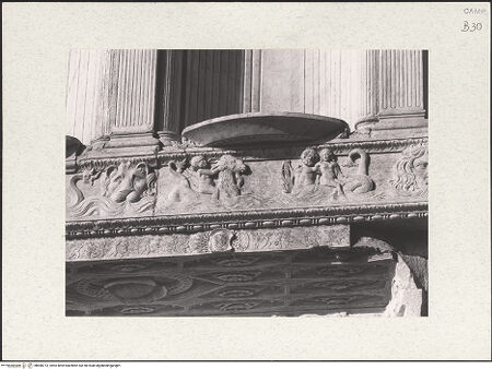 Vorderseite von Bibliotheca Hertziana [https://www.deutsche-digitale-bibliothek.de/content/lizenzen/rv-fz/] Triumphbogen Alfonsos VFries mit Masken und Meerwesen - Detail: mittlerer Teil, bh480713_recto. Foto.