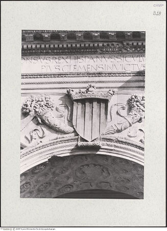 Vorderseite von Bibliotheca Hertziana [https://www.deutsche-digitale-bibliothek.de/content/lizenzen/rv-fz/] Triumphbogen Alfonsos VEingangsbogen: DekorationAragon-Wappen mit flankierenden Greifen und Füllhörnern - Detail: Wappen, bh480714_recto. Foto.