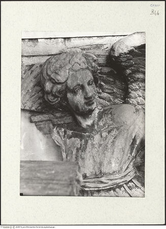 Vorderseite von ICCD [https://www.deutsche-digitale-bibliothek.de/content/lizenzen/rv-ez/] Triumphbogen Alfonsos VOberer BogenViktorien und Putten mit Füllhörnern - Rechte Viktoria, Oberkörper, bh480716_recto. Foto.