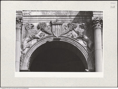 Vorderseite von Bibliotheca Hertziana [https://www.deutsche-digitale-bibliothek.de/content/lizenzen/rv-fz/] Triumphbogen Alfonsos VEingangsbogen: DekorationAragon-Wappen mit flankierenden Greifen und Füllhörnern - Gesamtansicht, bh480718_recto. Foto.