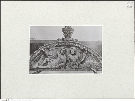 Vorderseite von unbekannt [https://www.deutsche-digitale-bibliothek.de/content/lizenzen/rv-fz/] Triumphbogen Alfonsos VGiebelfeld mit zwei Figuren, sogenannte Flussgötter, und Blattgirlande mit zwei Masken - Gesamtansicht, bh480721_recto. Foto.