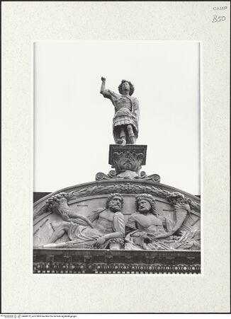 Vorderseite von Bibliotheca Hertziana [https://www.deutsche-digitale-bibliothek.de/content/lizenzen/rv-fz/] Triumphbogen Alfonsos V - Giebel und Michaelsstatue, bh480722_recto. Foto.