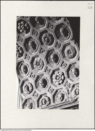 Vorderseite von Bibliotheca Hertziana [https://www.deutsche-digitale-bibliothek.de/content/lizenzen/rv-fz/] Triumphbogen Alfonsos VEingangsbogen: DekorationGewölbedekoration mit dem Wappen des Herzogs von Kalabrien - Detail der Kassettierung, bh480724_recto. Foto.