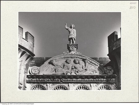 Vorderseite von Bibliotheca Hertziana [https://www.deutsche-digitale-bibliothek.de/content/lizenzen/rv-fz/] Triumphbogen Alfonsos V - Giebel und Michaelsstatue, bh480727_recto. Foto.