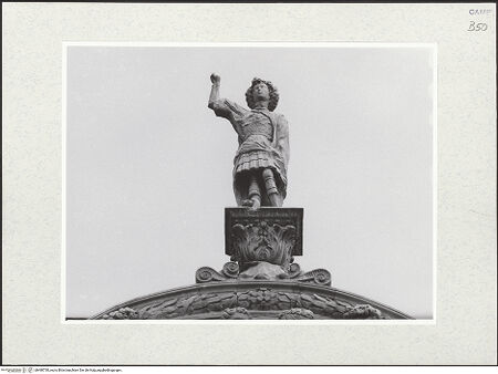 Vorderseite von Bibliotheca Hertziana [https://www.deutsche-digitale-bibliothek.de/content/lizenzen/rv-ez/] Triumphbogen Alfonsos VDer heilige Michael - Gesamtansicht (von unten), bh480730_recto. Foto.