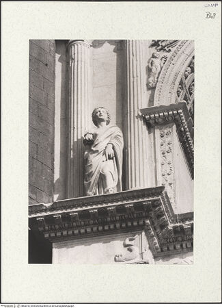 Vorderseite von Bibliotheca Hertziana [https://www.deutsche-digitale-bibliothek.de/content/lizenzen/rv-fz/] Triumphbogen Alfonsos VVirtù guerriera - Oberes Bogengeschoss, Statue, bh480735_recto. Foto.