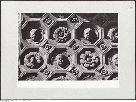 Vorderseite von Bibliotheca Hertziana [https://www.deutsche-digitale-bibliothek.de/content/lizenzen/rv-fz/] Triumphbogen Alfonsos VEingangsbogen: DekorationGewölbedekoration mit dem Wappen des Herzogs von Kalabrien - Detail der Kassettierung, bh480738_recto. Foto.