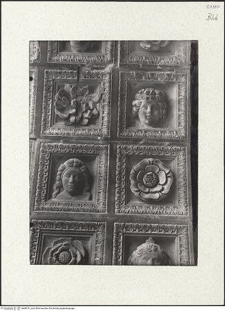 Vorderseite von Sopr. BAS NA [https://www.deutsche-digitale-bibliothek.de/content/lizenzen/rv-ez/] Triumphbogen Alfonsos VOberer BogenDekorative Kassettierung des Tonnengewölbes - Detail, bh480741_recto. Foto.