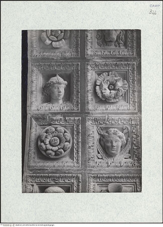 Vorderseite von Sopr. BAS NA [https://www.deutsche-digitale-bibliothek.de/content/lizenzen/rv-fz/] Triumphbogen Alfonsos VOberer BogenDekorative Kassettierung des Tonnengewölbes - Detail, bh480742_recto. Foto.