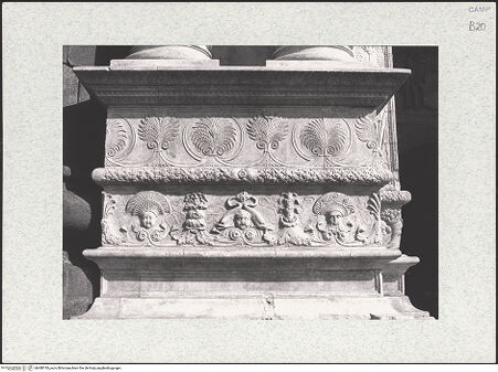 Vorderseite von Bibliotheca Hertziana [https://www.deutsche-digitale-bibliothek.de/content/lizenzen/rv-fz/] Triumphbogen Alfonsos VLinker Sockel - Frontseite: Palmetten- und Maskenfries, bh480743_recto. Foto.