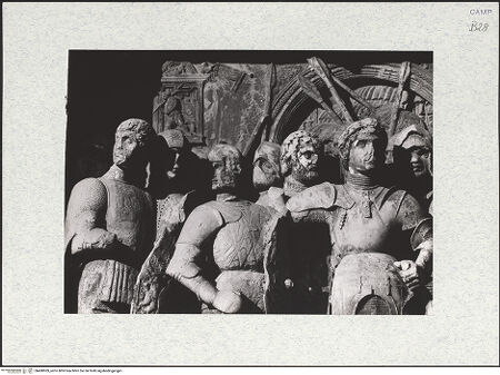 Vorderseite von unbekannt [https://www.deutsche-digitale-bibliothek.de/content/lizenzen/rv-fz/] Triumphbogen Alfonsos VFerdinand als Anführer der aragonesischen Armee - Linke Figurengruppe, Detail, bh480969_recto. Foto.